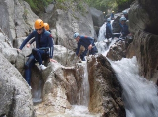 拉普拉涅峡谷溪降 